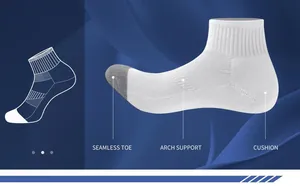 Detailansicht von Herren-Sportsocken mit nahtloser Spitze, Gewölbestütze und Polsterung.