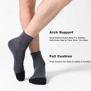 Detailansicht grauer Herren-Sportsocken mit Fußgewölbestütze und extra Polsterung