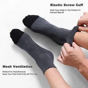 Detailansicht der atmungsaktiven Herren-Sportsocken mit elastischem Bund und Mesh-Zonen.