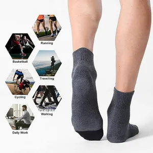 Detailansicht grauer Sportsocken, geeignet für Laufen, Radfahren und den Alltag