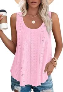 Detailweergave van een roze mouwloze top met ingewikkelde gaatjespatronen