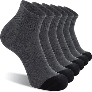 Nahaufnahme von 6 Paar grauen Herren-Socken mit schwarzer Fußspitze.