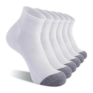 Detailansicht von sechs Paaren weißer Sportsocken mit grauer Zehenverstärkung