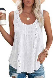 Detail van witte mouwloze tanktop met broderie kant en modieuze ronde hals voor dames