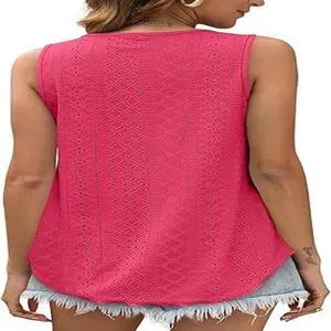 Gedetailleerd achteraanzicht van een fuchsia mouwloze top met kant en een losse pasvorm