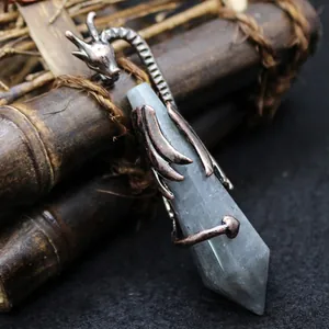 Pendentif dragon ailé rétro enroulé autour d'un pilier hexagonal en cristal