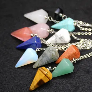 Sammlung von hexagonalen Kristallpendeln mit Silberketten in verschiedenen Edelsteinen