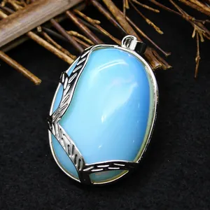 Eleganter ovaler blauer Opal-Anhänger mit silbernem Ast-Design auf schwarzem Hintergrund
