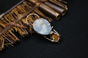 Nahaufnahme einer Vintage-Kupferdraht-Halskette mit natürlichem Rohsteinanhänger