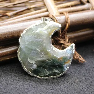 Pendentif lune en agate indienne naturelle avec bordure en métal argenté brut