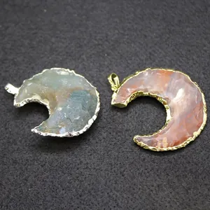 Pendentif lune en agate indienne naturelle avec bords plaqués pour styles de bijoux bohèmes.