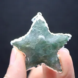 Colgante de estrella de ágata india verde natural con elegante borde de metal plateado fino