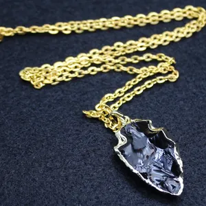 Collar con colgante de escudo de piedra de cuarzo ahumado con delicada cadena dorada
