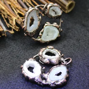 Collana con pendente in geode di agata naturale con cornice in rame vintage