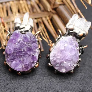 Pendentif en améthyste naturelle avec grappes de cristal pour l'aromathérapie.