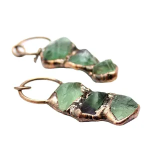 Bohemische unregelmäßige grüne Fluorit-Kristall-Halskette in Vintage-Bronze-Optik.