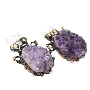 Grand pendentif en améthyste druzy pour flacon d'aromathérapie sur fond blanc