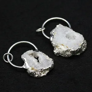 Pendaglio in fetta di geode di agata cristallo bianco naturale con anello d'argento