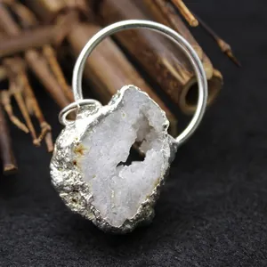 Grande ciondolo a geode di cristallo naturale con cerchio in argento per collana