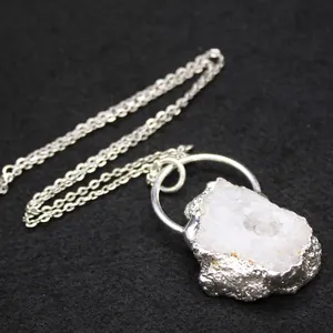 Collana boho fatta a mano con pendente in cristallo di quarzo druzy bianco naturale