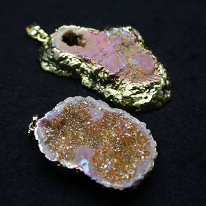Colgante de geoda de ágata de cristal colorida con bordes dorados en tela negra.