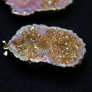 Exclusivo collar con colgante de ágata druzy de cristal champán con un borde dorado