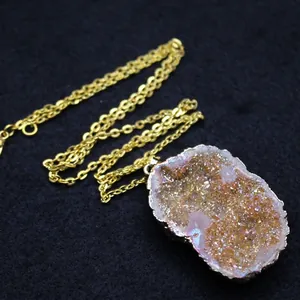 Collar con colgante de drusa de ágata y cristal natural en cadena dorada