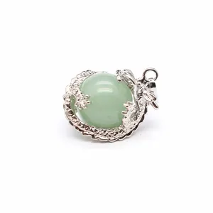 Detailweergave van een zilveren draakhanger gewikkeld om een groene ronde steen.