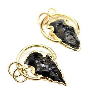 Handgemaakte obsidiaan pijlpunt hanger met 24K vergulde rand op witte achtergrond