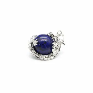 Detailweergave antieke Chinese zilveren draakhanger met blauwe lapis lazuli-bal