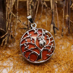 Elegante pendente albero della vita con gufo in pietra rossa naturale e finitura argento