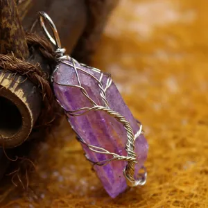 Natürlicher violetter Amethyst Kristallpunkt Anhänger mit handgefertigter Drahtwicklung