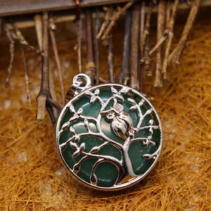 Collana con ciondolo albero della vita in aventurina verde con gufo su sfondo di paglia
