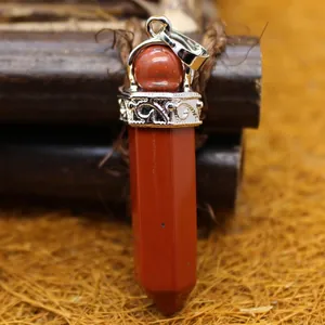 Modieuze ketting met zeshoekige rode jaspis hanger en zilverkleurige filigraan kap