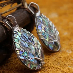 Pendentif Arbre de Vie fait main avec coquille d'abalone colorée et fil d'argent
