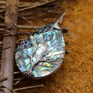 Pendentif Arbre de Vie fait main avec nacre d'abalone naturelle et fil de métal enroulé.