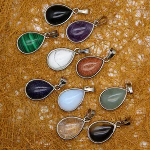 Collection de divers pendentifs en pierre précieuse en forme de goutte
