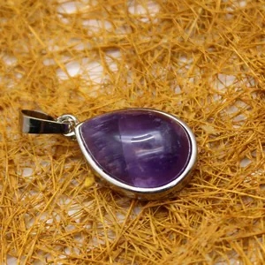 Pendentif élégant en pierre violette en forme de goutte avec une monture argentée