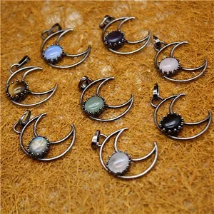 Pendentifs demi-lune vintage avec diverses pierres naturelles et finition argent antique.