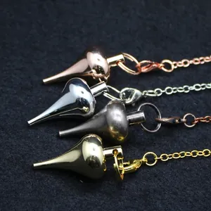 Set aus vier Wünschelruten-Pendeln aus Metall in Gold, Silber, Roségold und Bronze.