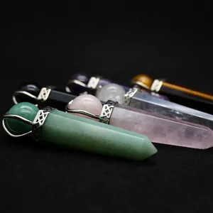 Set aus natürlichen sechseckigen Kristall-Stabanhängern mit Rosenquarz und Aventurin