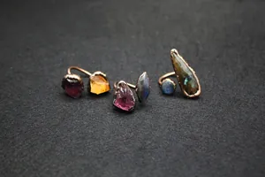 Macro di anelli retrò medievali con pietre preziose di ametista e labradorite grezze