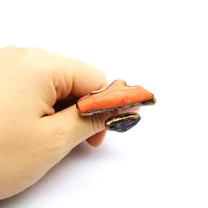 Vista dettagliata di una mano che indossa un anello medievale con fluorite viola