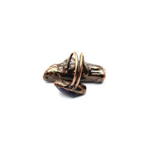 Primo piano di un anello vintage medievale con una pietra grezza di fluorite viola