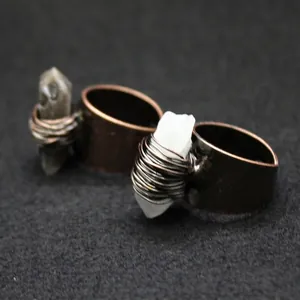 Anillo vintage hecho a mano de cobre con punta de cristal bruto y alambre envuelto
