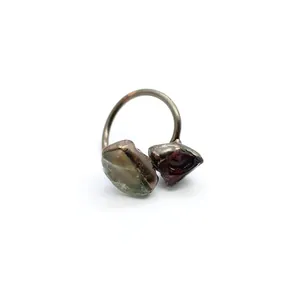 Vista dettagliata di un anello vintage medievale con fluorite viola e pietre grezze.
