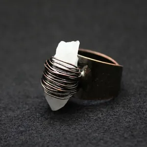 Anillo vintage artesanal con cristal de cuarzo blanco y banda ancha de bronce