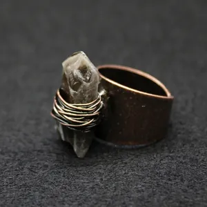 Anillo vintage hecho a mano con punta de cristal de cuarzo ahumado y banda ancha de cobre