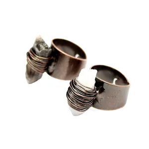 Anillo de banda ancha de cobre de estilo vintage con punta de cuarzo natural envuelta