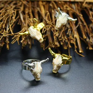 Anelli vintage con teschio di testa di toro in finitura oro e argento regolabili